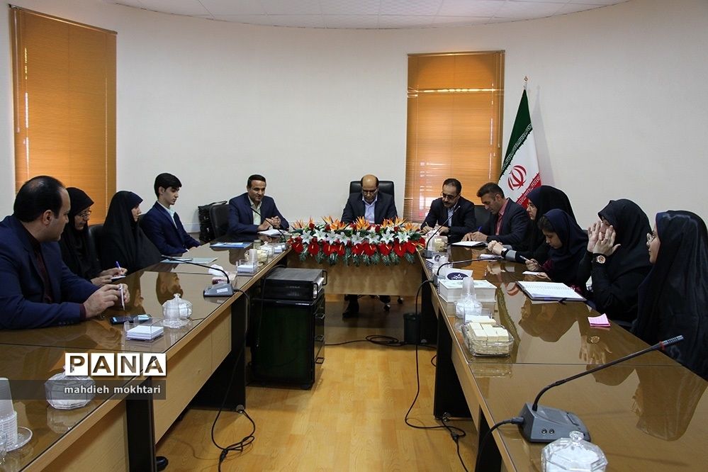 نشست مدیرکل آموزش و پرورش استان با نمایندگان مجلس دانش‌آموزی