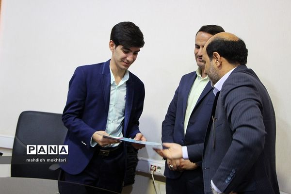 نشست مدیرکل آموزش و پرورش استان با نمایندگان مجلس دانش‌آموزی