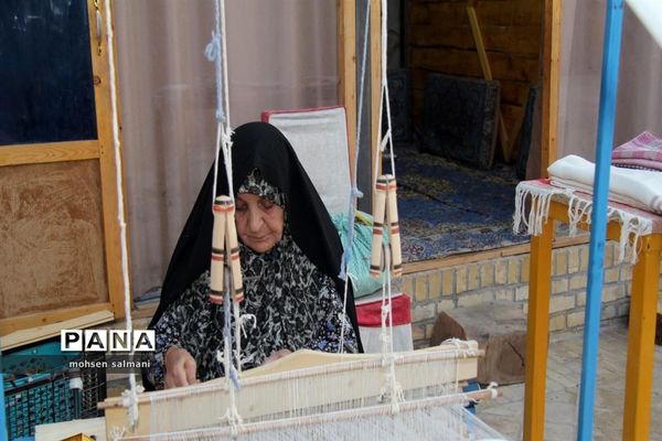 بازدید استاندار یزد از نمایشگاه توانمندی روستاهای میبد