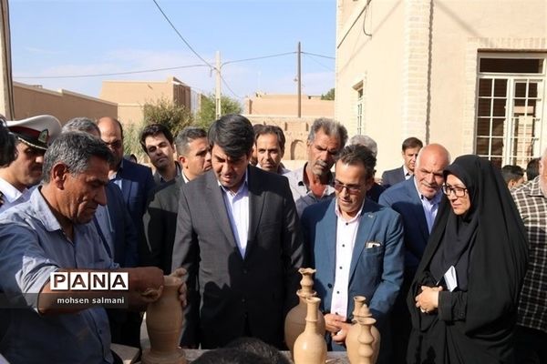 بازدید استاندار یزد از نمایشگاه توانمندی روستاهای میبد