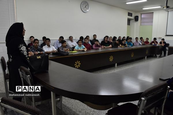 آشنایی دانش‌آموزان و والدین یزدی با  المپیاد فیزیک و نجوم