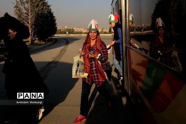 در حاشیه دیدار تیم های ملی ایران و کامبوج -حضور زنان در ورزشگاه آزادی