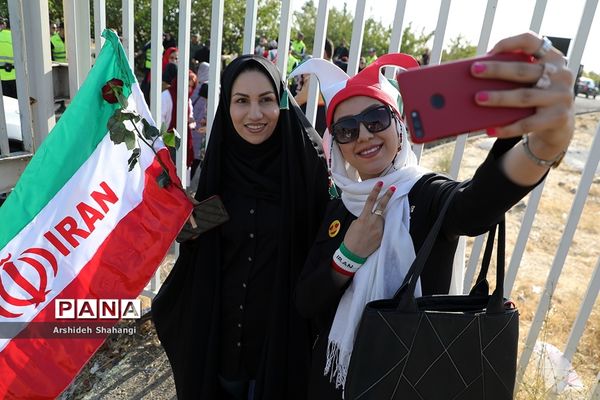 در حاشیه دیدار تیم های ملی ایران و کامبوج -حضور زنان در ورزشگاه آزادی