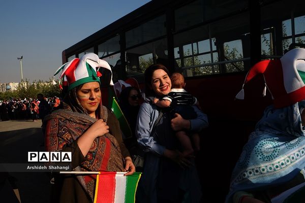 در حاشیه دیدار تیم های ملی ایران و کامبوج -حضور زنان در ورزشگاه آزادی