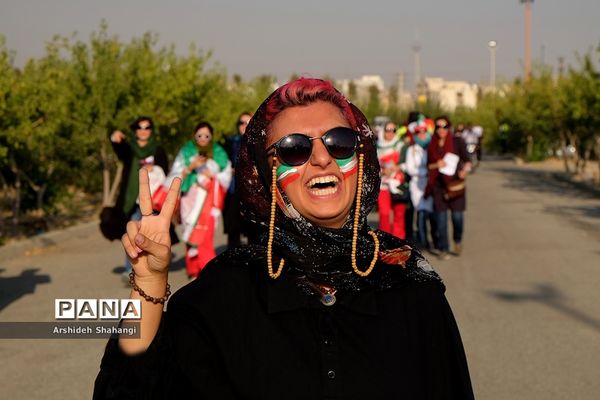 در حاشیه دیدار تیم های ملی ایران و کامبوج -حضور زنان در ورزشگاه آزادی