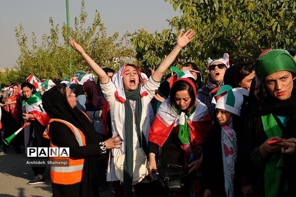 در حاشیه دیدار تیم های ملی ایران و کامبوج -حضور زنان در ورزشگاه آزادی