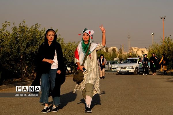 در حاشیه دیدار تیم های ملی ایران و کامبوج -حضور زنان در ورزشگاه آزادی