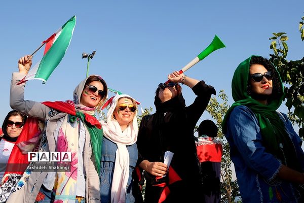 در حاشیه دیدار تیم های ملی ایران و کامبوج -حضور زنان در ورزشگاه آزادی