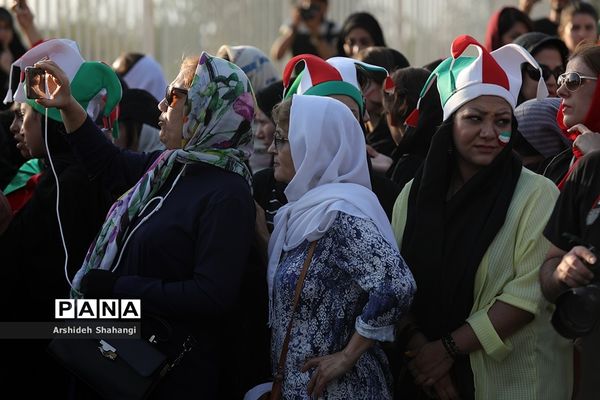 در حاشیه دیدار تیم های ملی ایران و کامبوج -حضور زنان در ورزشگاه آزادی