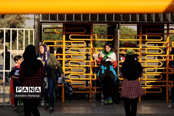در حاشیه دیدار تیم های ملی ایران و کامبوج -حضور زنان در ورزشگاه آزادی