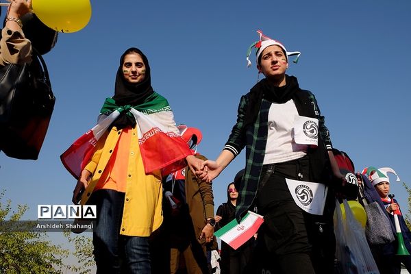 در حاشیه دیدار تیم های ملی ایران و کامبوج -حضور زنان در ورزشگاه آزادی