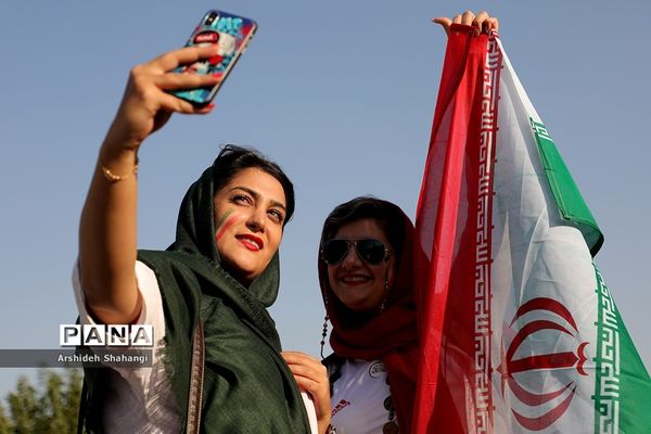 در حاشیه دیدار تیم های ملی ایران و کامبوج -حضور زنان در ورزشگاه آزادی