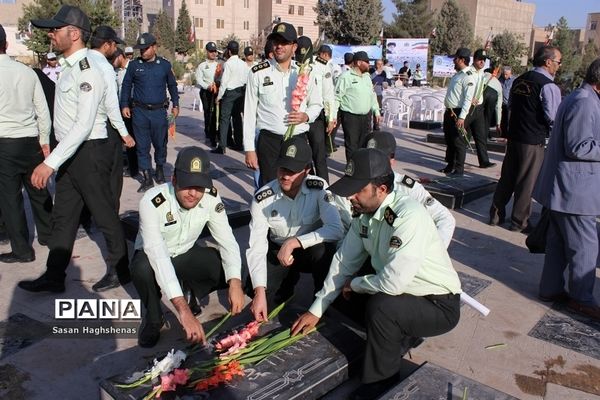 مراسم گلباران و عطر افشانی مزارشهدای اسلامشهر به مناسبت هفته نیروی انتظامی