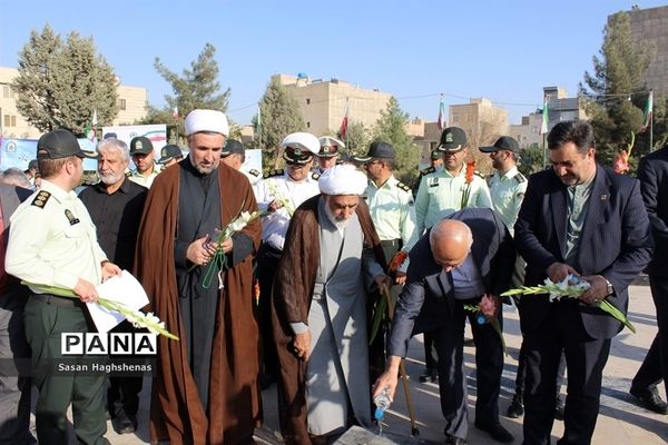مراسم گلباران و عطر افشانی مزارشهدای اسلامشهر به مناسبت هفته نیروی انتظامی