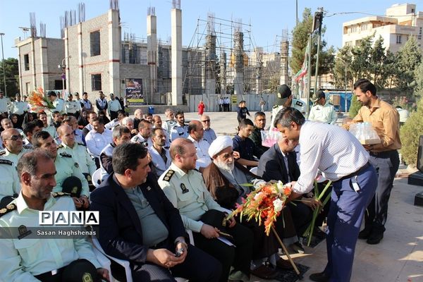 مراسم گلباران و عطر افشانی مزارشهدای اسلامشهر به مناسبت هفته نیروی انتظامی
