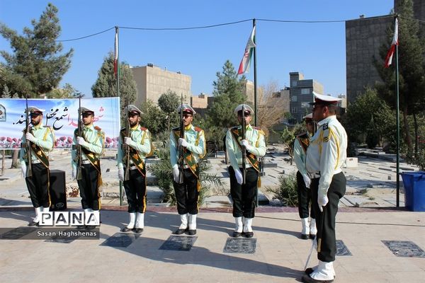مراسم گلباران و عطر افشانی مزارشهدای اسلامشهر به مناسبت هفته نیروی انتظامی