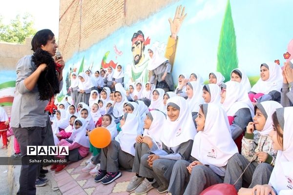 حضور کاروان شادی کانون پرورش فکری کودکان و نوجوانان استان همدان در مدرسه شاهد اخوان