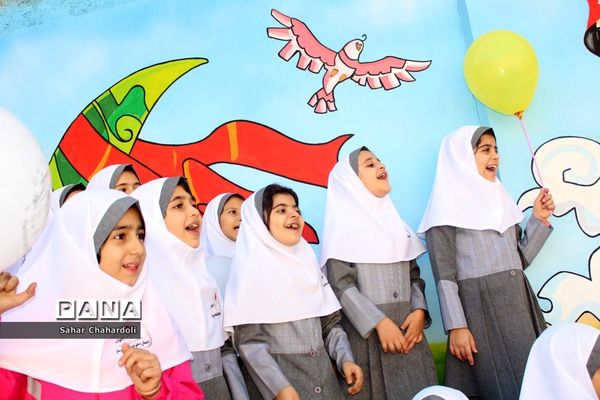 حضور کاروان شادی کانون پرورش فکری کودکان و نوجوانان استان همدان در مدرسه شاهد اخوان