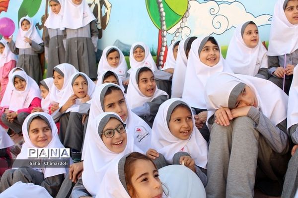 حضور کاروان شادی کانون پرورش فکری کودکان و نوجوانان استان همدان در مدرسه شاهد اخوان