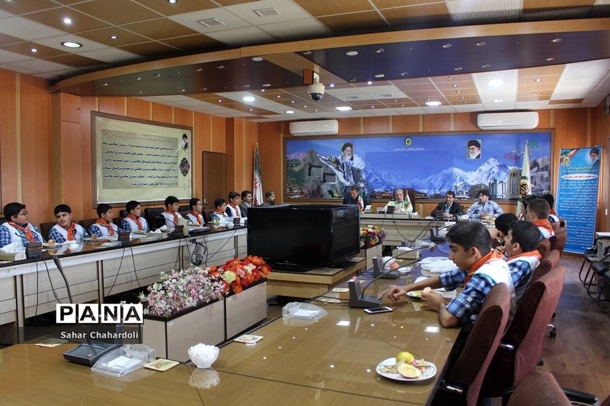 دیدار پیشتازان سازمان دانش‌آموزی با فرمانده انتظامی استان همدان