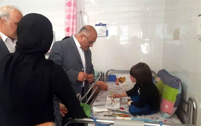 عیادت مسئولان آموزش و پرورش و کانون پرورش فکری آذربایجان‌غربی از کودکان بیمار