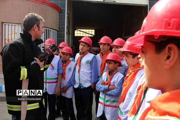 بازدید دانش‌آموزان پیشتاز از ایستگاه آتشنشانی شماره 6 همدان