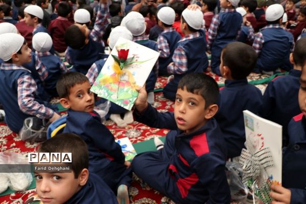 آیین نمادین آغاز آموزش قرآن کریم به دانش‌آموزان پایه اول ابتدایی در حرم مطهر رضوی