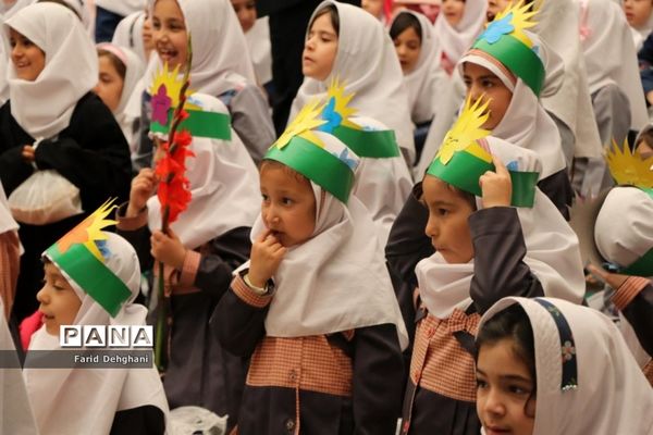 آیین نمادین آغاز آموزش قرآن کریم به دانش‌آموزان پایه اول ابتدایی در حرم مطهر رضوی