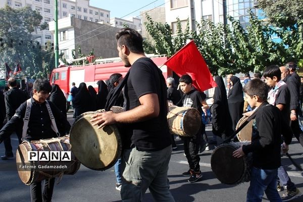 شورحضورعاشقان حسینی جامانده ازسفرکربلا درراهپیمایی اربعین شهرری