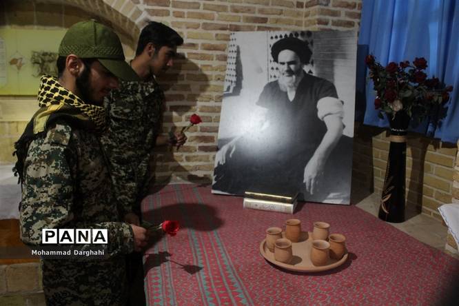 گردهمایی پایان ماه صفر بسیجیان دانشآموز در منزل امام خمینی (ره)