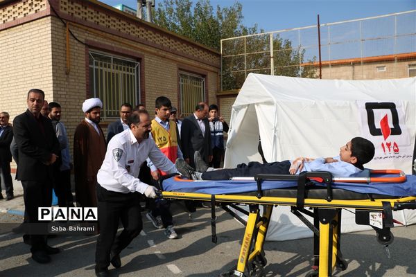 مراسم گرامیداشت هفته پدافند غیر عامل و اجرای مانور اطفاء حریق و خروج اضطراری