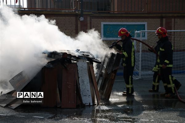 مراسم گرامیداشت هفته پدافند غیر عامل و اجرای مانور اطفاء حریق و خروج اضطراری