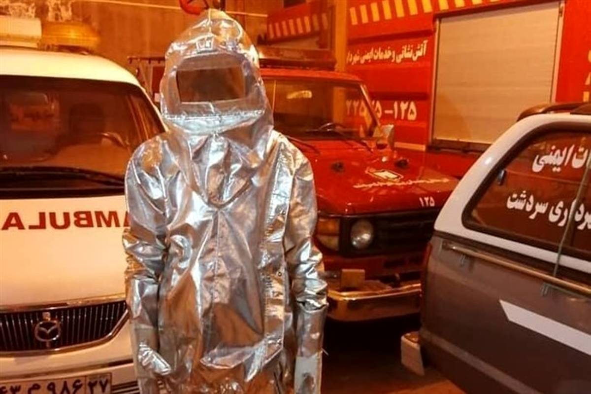 اهدای لباس ضدحریق توسط خیر سردشتی به آتش‌نشانی