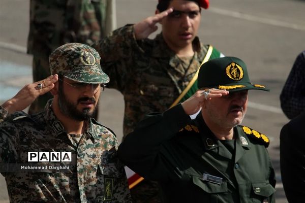 صبحگاه مشترک بسیج دانش‌آموزی و پیشتازان سازمان دانش‌آموزی در مدرسه امیرکبیر قم