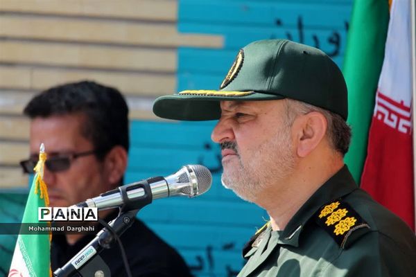 صبحگاه مشترک بسیج دانش‌آموزی و پیشتازان سازمان دانش‌آموزی در مدرسه امیرکبیر قم