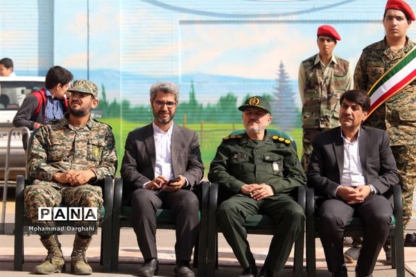 صبحگاه مشترک بسیج دانش‌آموزی و پیشتازان سازمان دانش‌آموزی در مدرسه امیرکبیر قم