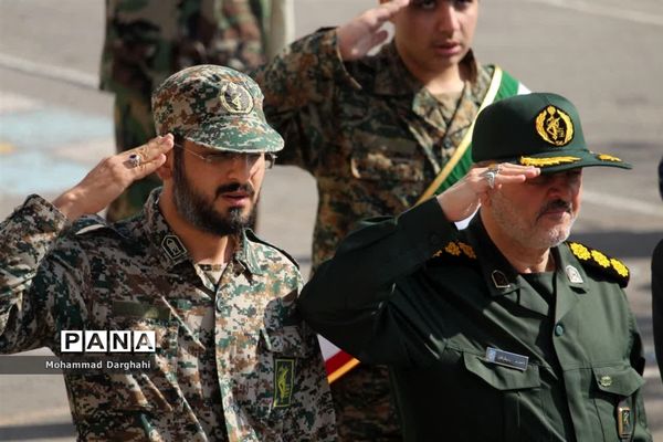 صبحگاه مشترک بسیج دانش‌آموزی و پیشتازان سازمان دانش‌آموزی در مدرسه امیرکبیر قم