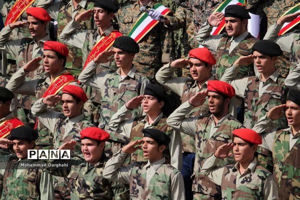 صبحگاه مشترک بسیج دانش‌آموزی و پیشتازان سازمان دانش‌آموزی در مدرسه امیرکبیر قم