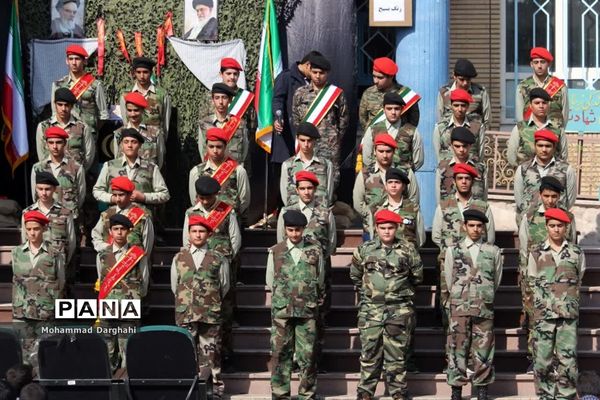 صبحگاه مشترک بسیج دانش‌آموزی و پیشتازان سازمان دانش‌آموزی در مدرسه امیرکبیر قم