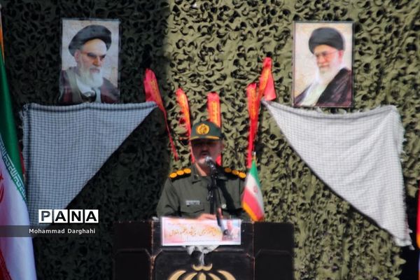 صبحگاه مشترک بسیج دانش‌آموزی و پیشتازان سازمان دانش‌آموزی در مدرسه امیرکبیر قم