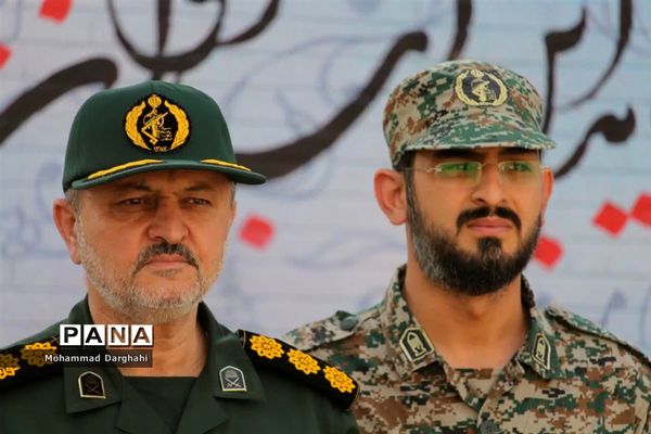 صبحگاه مشترک بسیج دانش‌آموزی و پیشتازان سازمان دانش‌آموزی در مدرسه امیرکبیر قم