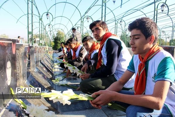 غبارروبی و عطر افشانی مزار شهدای همدان توسط دانش آموزان پیشتاز