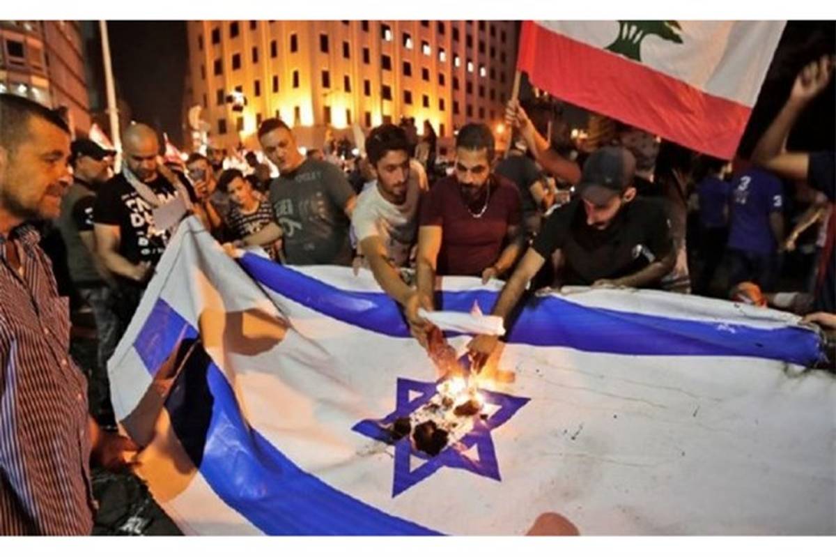 تصویر/ آتش‌زدن پرچم‌ اسرائیل در تظاهرات‌ لبنان
