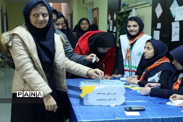 بازدید رئیس سازمان دانش‌آموزی استان همدان از انتخابات شورای دانش‌آموزی