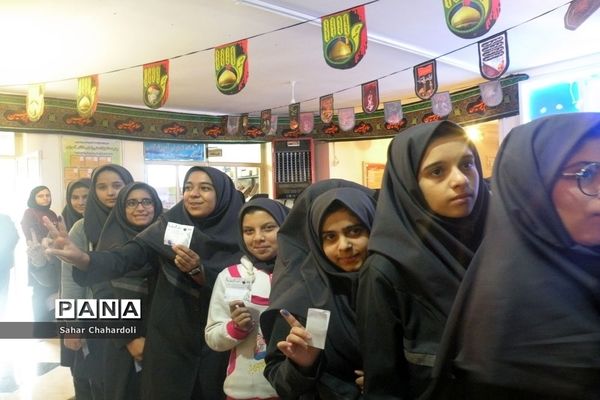 مراسم نمادین انتخابات شورای دانش‌آموزی