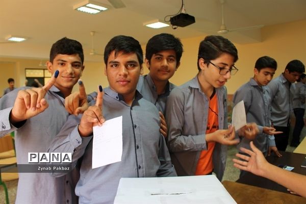 بازدید از بیست و دومین دوره انتخابات شوراهای دانش‌آموزی مدارس بوشهر