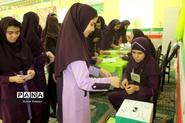بازدید از بیست و دومین دوره انتخابات شوراهای دانش‌آموزی مدارس بوشهر