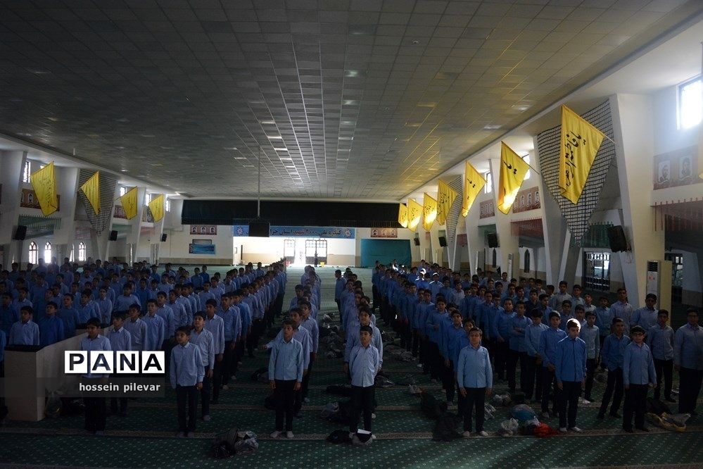 حضور دانش آموزان در حسینیه جماران برای تمرین سرود همگانی در راهپیمایی 13 آبان ماه