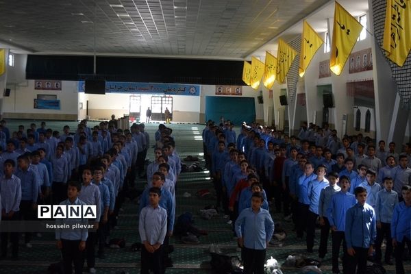 حضور دانش آموزان در حسینیه جماران برای تمرین سرود همگانی در راهپیمایی 13 آبان ماه