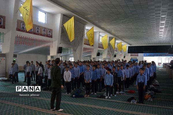 حضور دانش آموزان در حسینیه جماران برای تمرین سرود همگانی در راهپیمایی 13 آبان ماه